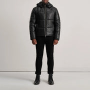 
Gordon Tan Hooded Leather Puffer Jacket - Sivuprofiili ergonomisella hihanleikkauksella