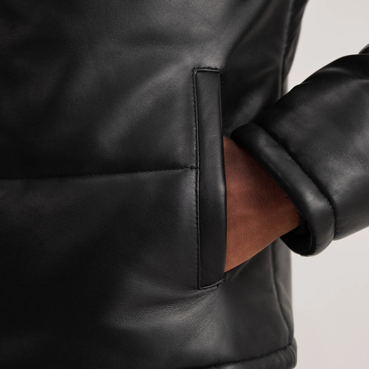 
Sisäpuolen näkymä Showing Polyester Lining & Kaksi käytännöllistä sisätaskua