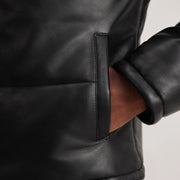 
Sisäpuolen näkymä Showing Polyester Lining & Kaksi käytännöllistä sisätaskua