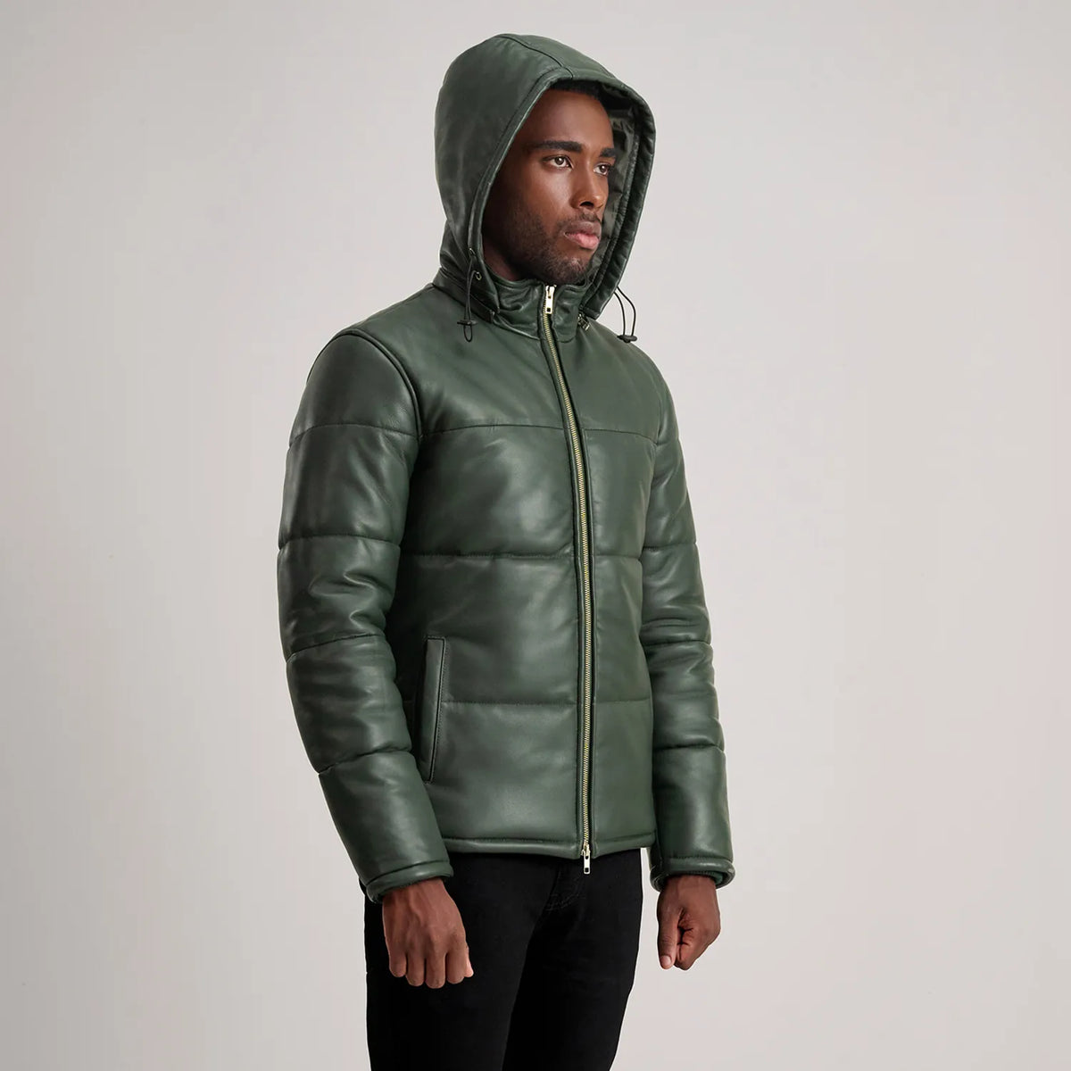 
Päällä sovitetun näkymä:  Gordon Tan Hooded Leather Puffer Jacket mallin päällä luonnollisessa päivänvalossa