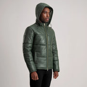 
Päällä sovitetun näkymä:  Gordon Tan Hooded Leather Puffer Jacket mallin päällä luonnollisessa päivänvalossa