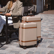 
Yksityiskohtainen lähikuva of Classic Collar & Heavy-Duty Zipper Hardware on Hand Luggage Suitcase Zuna Naisille Naisille