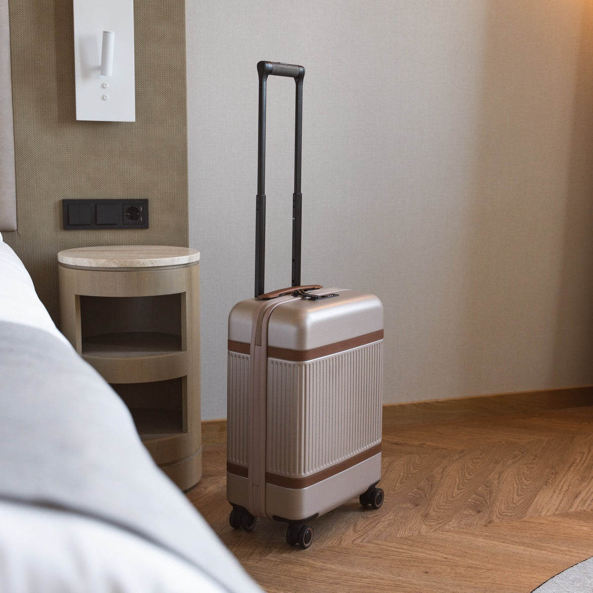 
Hand Luggage Suitcase Zuna Naisille Naisille - Sivuprofiili ergonomisella hihanleikkauksella