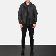 
Hanklin MA-1 Musta Hooded Nahkainen Pommitakki Miehille - Sivuprofiili ergonomisella hihanleikkauksella