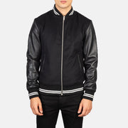 
Harrison Musta Hybrid Varsity Nahkatakki Miehille - Sivuprofiili ergonomisella hihanleikkauksella