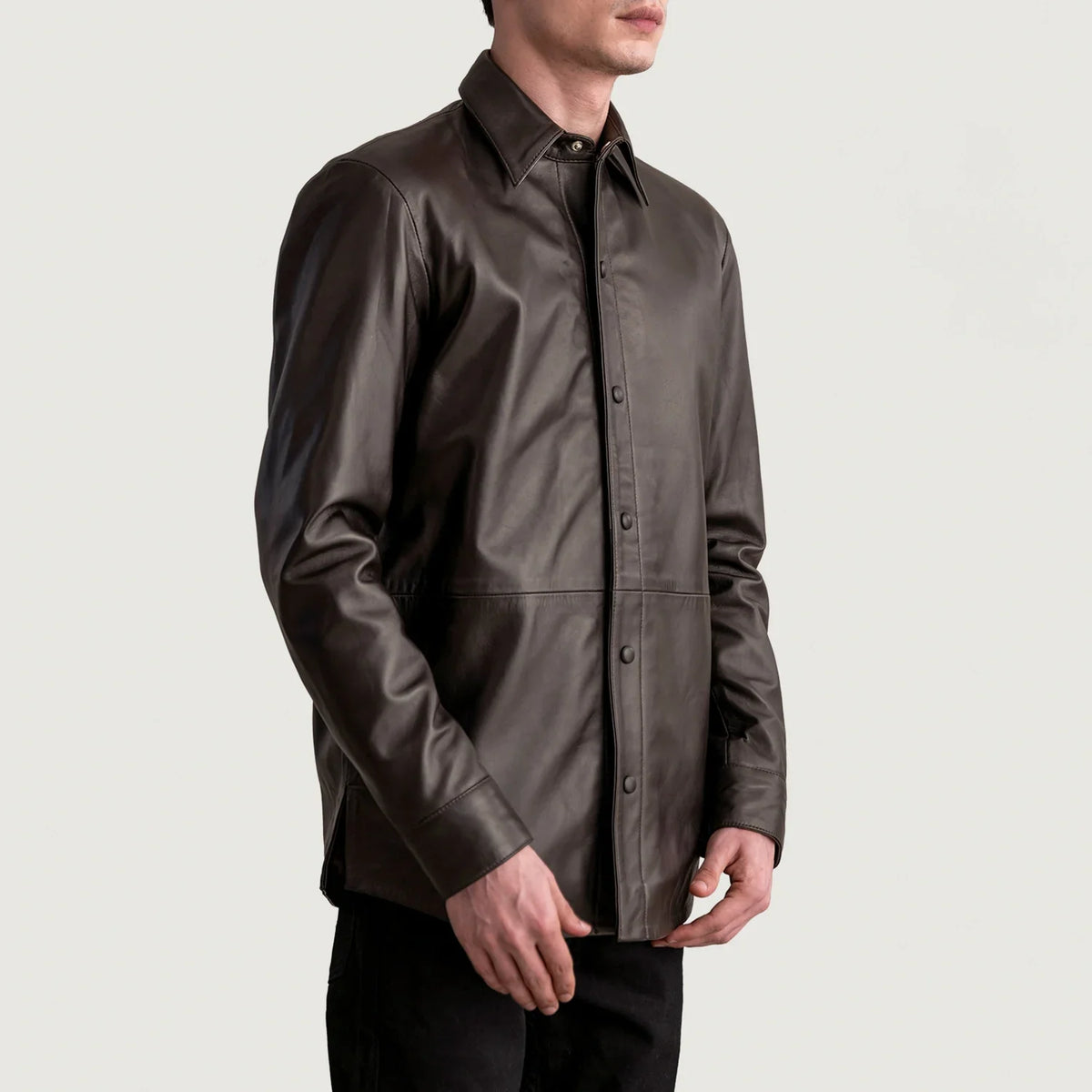 
Päällä sovitetun näkymä:  Haven Black Leather Shirt mallin päällä luonnollisessa päivänvalossa