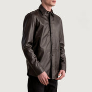 
Päällä sovitetun näkymä:  Haven Black Leather Shirt mallin päällä luonnollisessa päivänvalossa