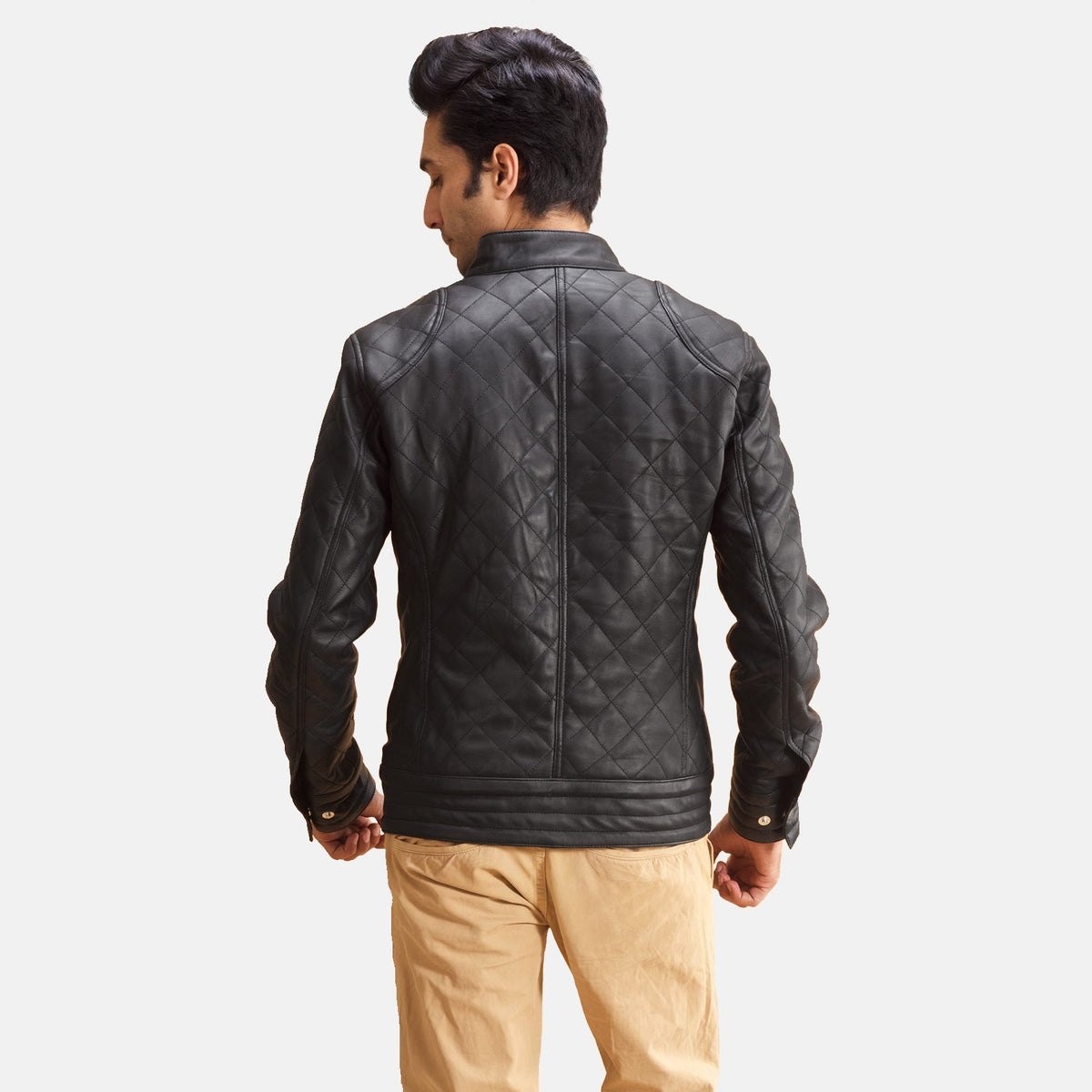
Sisäpuolen näkymä Showing Quilted Viscose lining & Kaksi käytännöllistä sisätaskua