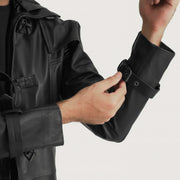 
Yksityiskohtainen lähikuva of Shirt collar with a large hood & Belted Hardware on Huntsman Musta Hooded Nahkainen Trenssitakki Miehille