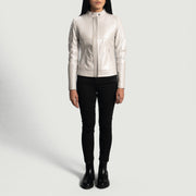 Close-Up Detail of Band with snap button &amp; Zipper Hardware on Women's Ice Maiden Silver Quilted Nahkainen Biker-takki Naisille
