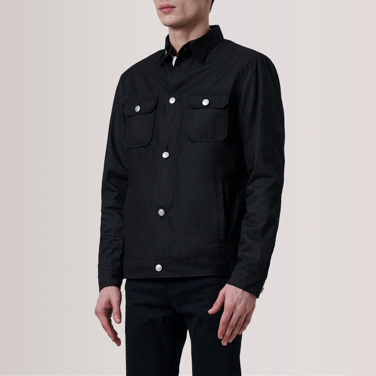 Irwin Musta Waxed Canvas Field Nahkatakki Miehille For Men - Lateral Side Profile View Showing Sleeve Cut &amp; Athletic Taper Fit