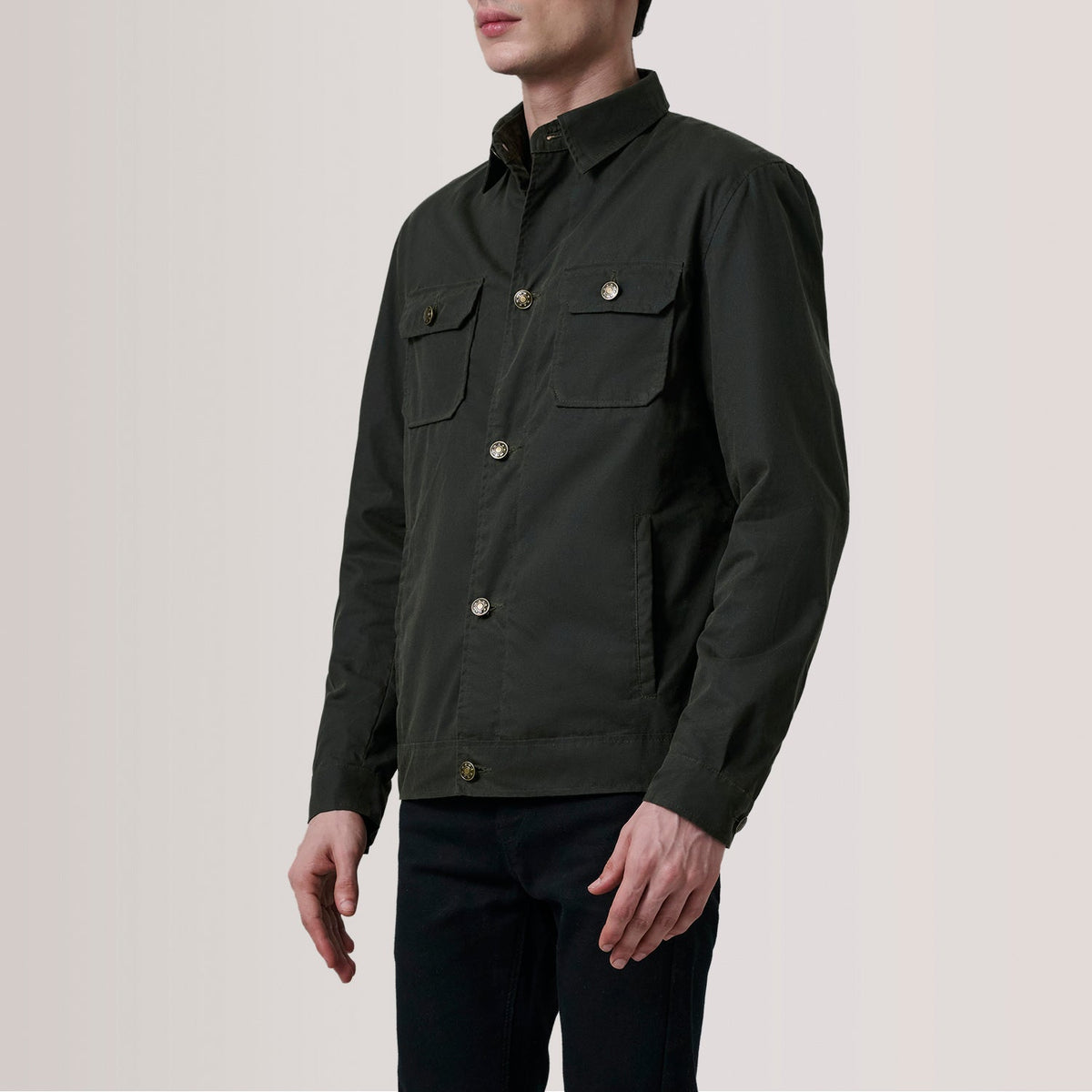 Irwin Olive Waxed Canvas Field Nahkatakki Miehille For Men - Lateral Side Profile View Showing Sleeve Cut &amp; Athletic Taper Fit