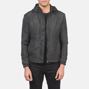 
Jimmy Musta Hooded Windbreaker Nahkatakki Miehille in Black Polyester - Edestä ja räätälöity siluetti | Osta verkosta
