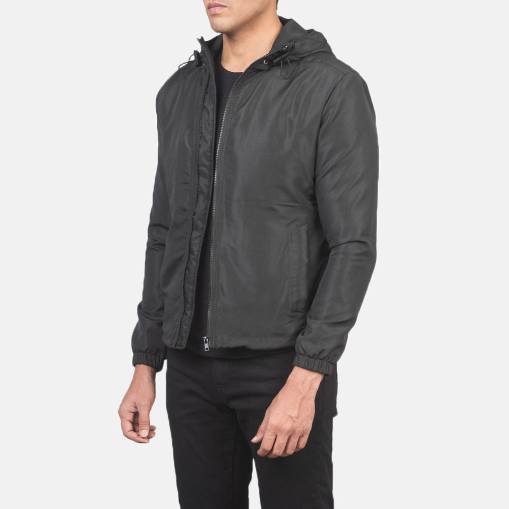 
Black Polyester Hooded Jacket - Takaa istuvilla olkapäillä ja siistillä helmalla