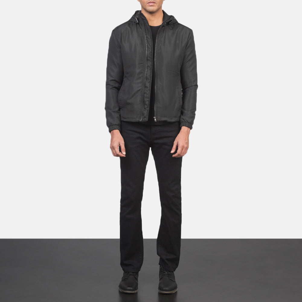 
Jimmy Musta Hooded Windbreaker Nahkatakki Miehille - Sivuprofiili ergonomisella hihanleikkauksella