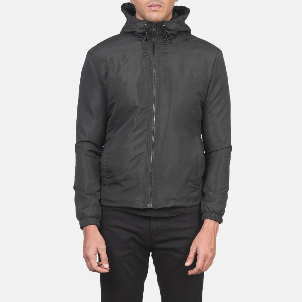 
Yksityiskohtainen lähikuva of High Neck with Hood & Zipper with wind flap Hardware on Jimmy Musta Hooded Windbreaker Nahkatakki Miehille