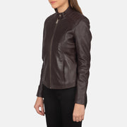 
Päällä sovitetun näkymä:  Kelsee Navy Blue Suede Biker Jacket mallin päällä luonnollisessa päivänvalossa