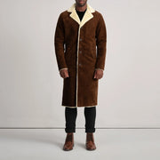 
Kolby Brown Suede Shearling Long Coat - Sivuprofiili ergonomisella hihanleikkauksella