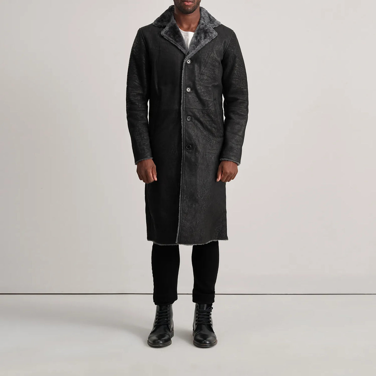
Kolby Distressed Black Shearling Long Coat - Sivuprofiili ergonomisella hihanleikkauksella
