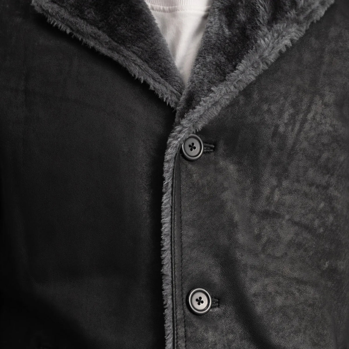 
Yksityiskohtainen lähikuva of Notch & Button Hardware on Kolby Distressed Black Shearling Long Coat