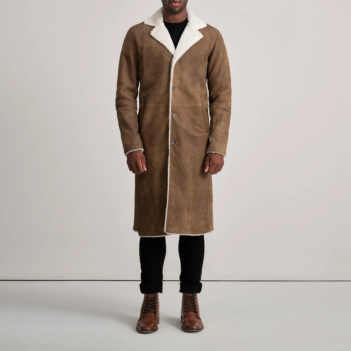 
Kolby Distressed Brown Shearling Long Coat - Sivuprofiili ergonomisella hihanleikkauksella