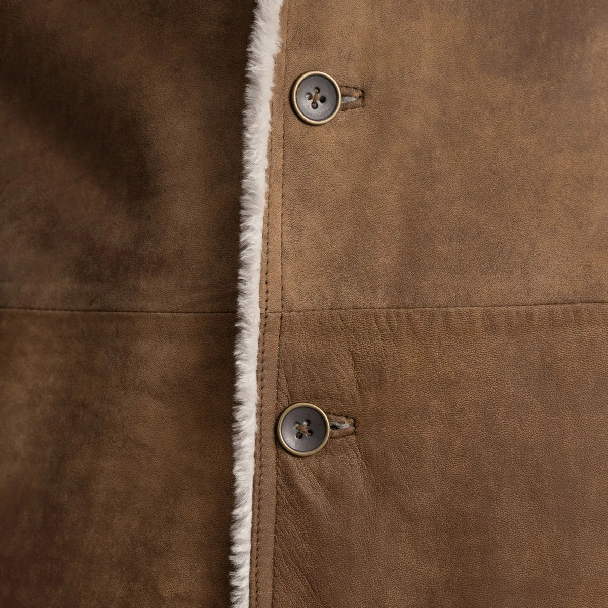 
Yksityiskohtainen lähikuva of Notch & Button Hardware on Kolby Distressed Brown Shearling Long Coat