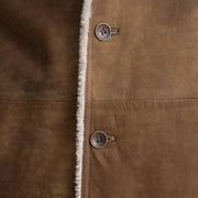 
Yksityiskohtainen lähikuva of Notch & Button Hardware on Kolby Distressed Brown Shearling Long Coat