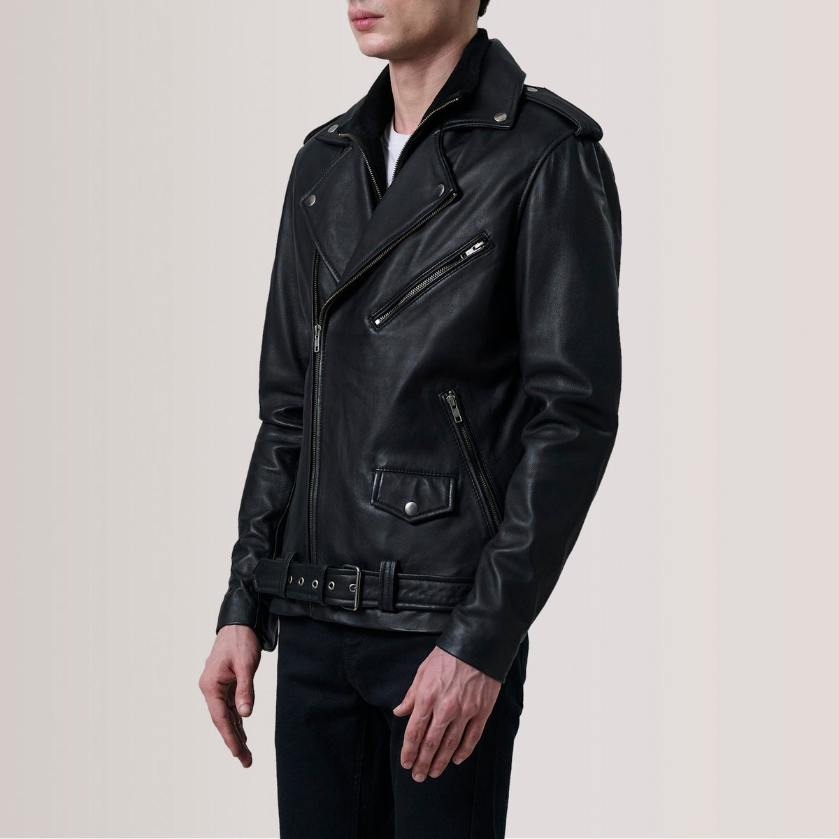 
Kole Musta Leather Double Rider Nahkatakki Miehille For Men - Sivuprofiili ergonomisella hihanleikkauksella