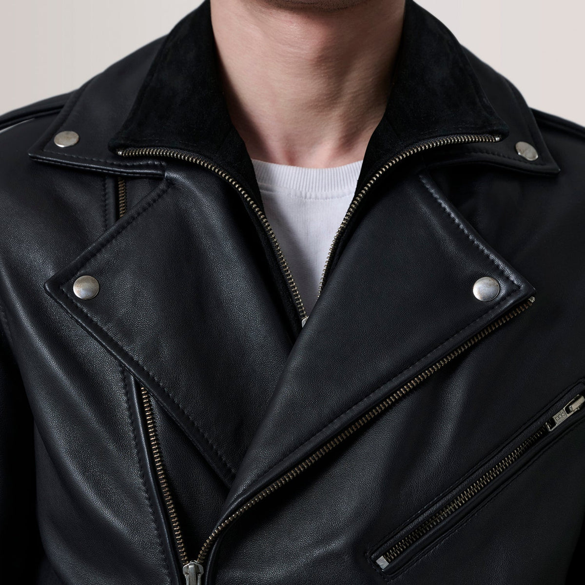 
Sisäpuolen näkymä Showing Quilted Polyester Lining & Kaksi käytännöllistä sisätaskua