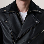
Sisäpuolen näkymä Showing Quilted Polyester Lining & Kaksi käytännöllistä sisätaskua