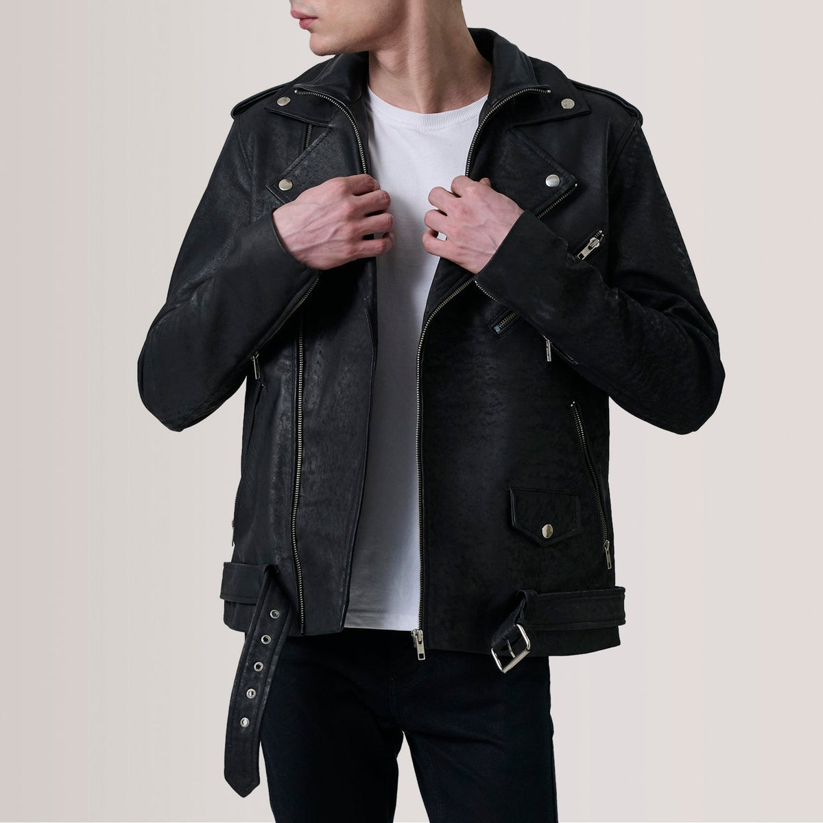 
Kole Distressed Musta Leather Double Rider Nahkatakki Miehille in Distressed Black Sheepskin Snuffed - Edestä ja räätälöity siluetti | Osta verkosta