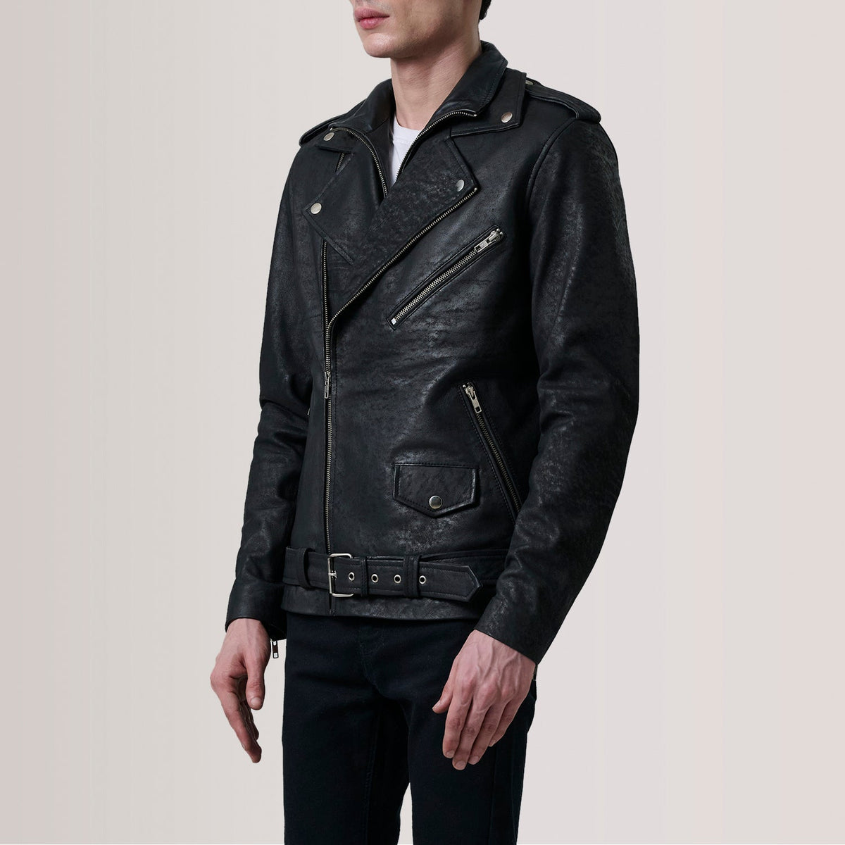 
Kole Distressed Musta Leather Double Rider Nahkatakki Miehille - Sivuprofiili ergonomisella hihanleikkauksella