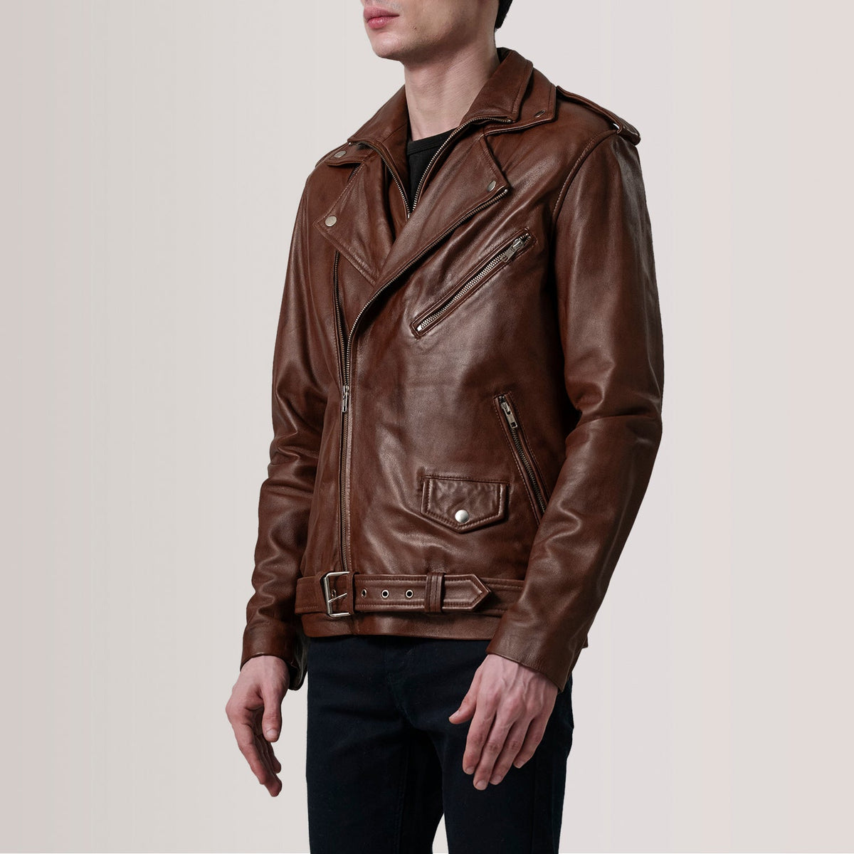 
Kole Waxed Ruskea Leather Double Rider Nahkatakki Miehille - Sivuprofiili ergonomisella hihanleikkauksella