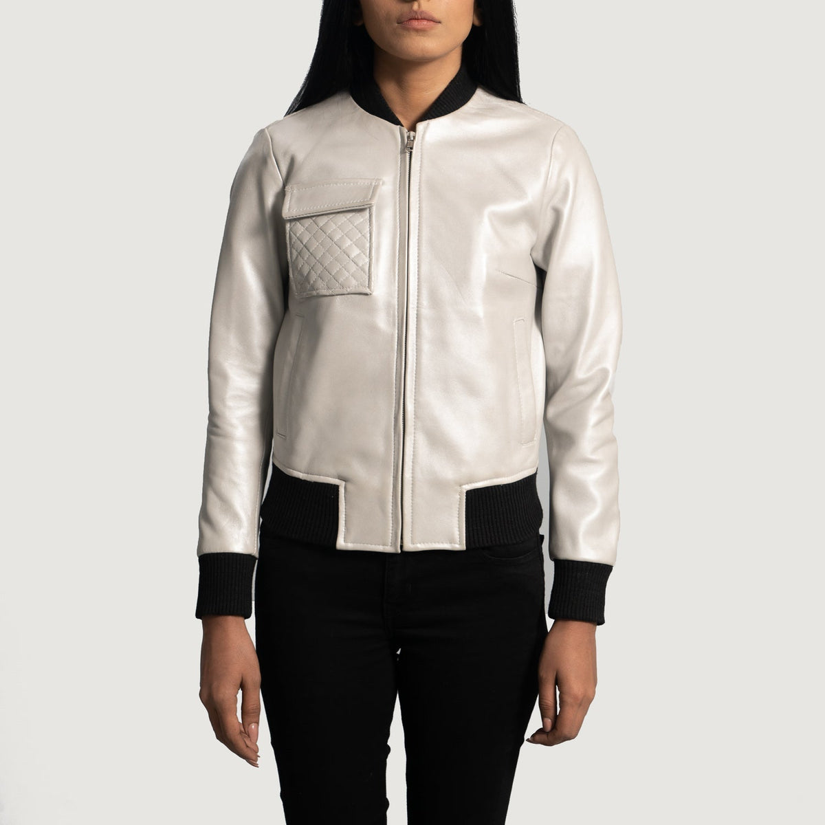 
Silver Sheepskin Leather Bomber Jacket - Takaa istuvilla olkapäillä ja siistillä helmalla