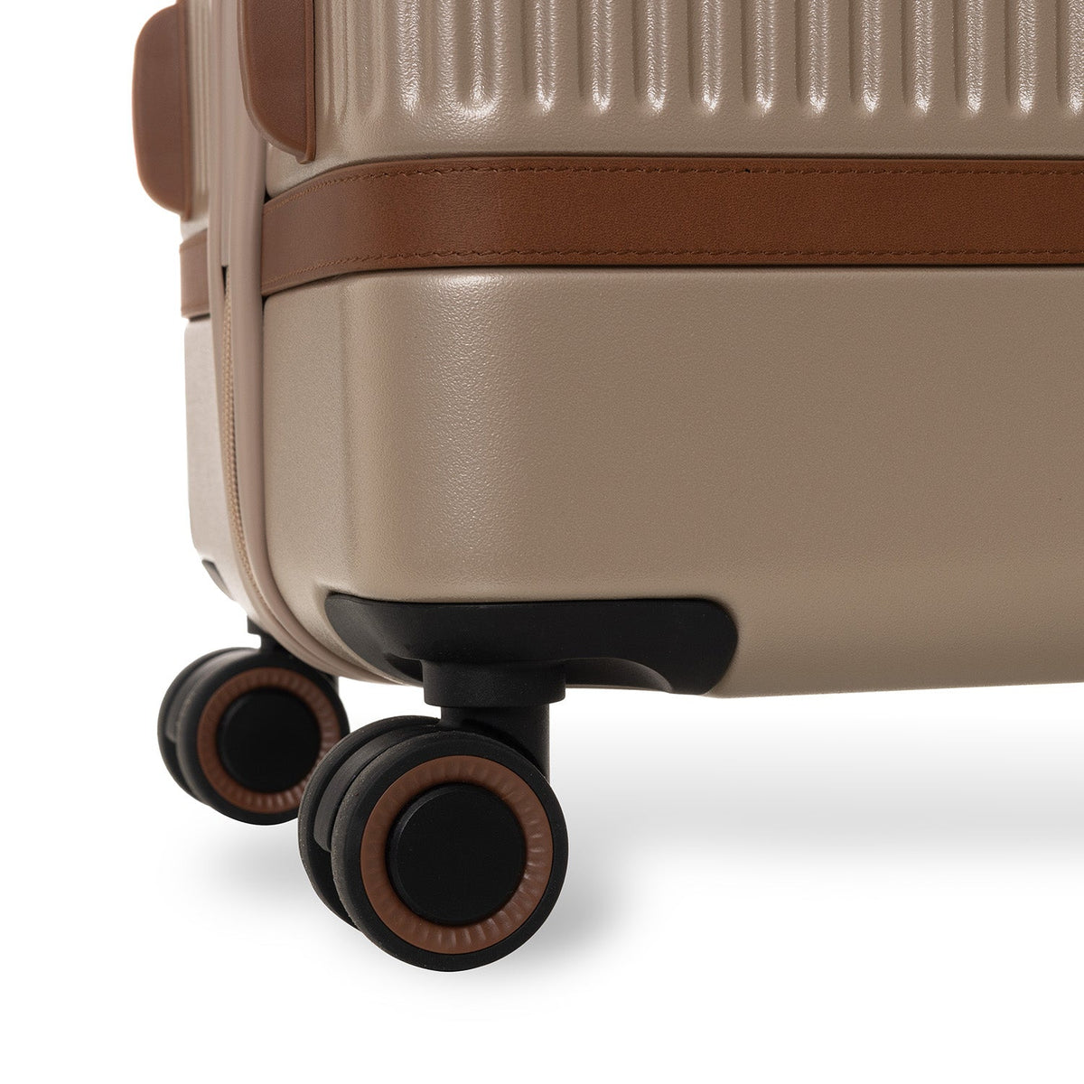 Large Suitcase Zuna Naisille - Lateral Side Profile View Showing Sleeve Cut &amp; Athletic Taper Fit