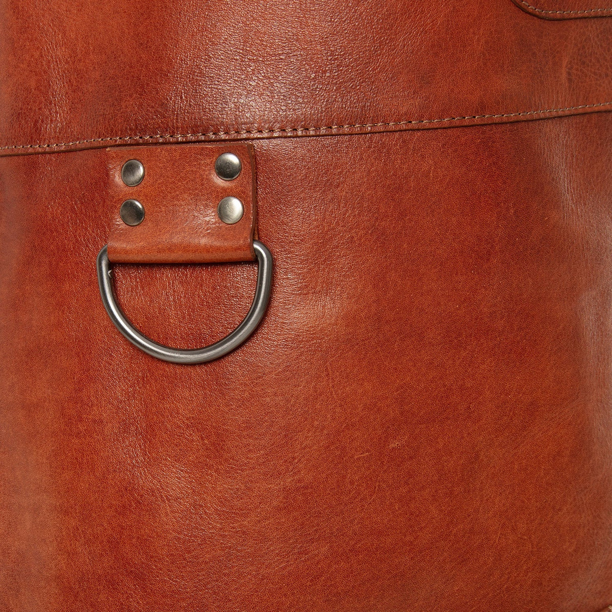 Close-Up Detail of Classic Collar &amp; Heavy-Duty Zipper Hardware on Leather Apron Churrasco Naisille