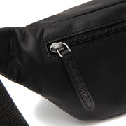 
Solid Antique Brass Hardware & Heavy-Duty Dual Zipper Detail on Brana Nahkainen vyölaukku