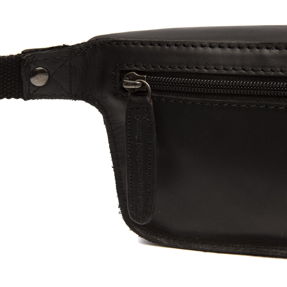 
Solid Antique Brass Hardware & Heavy-Duty Dual Zipper Detail on Toronto Nahkainen vyölaukku