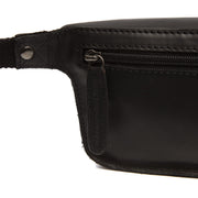 
Solid Antique Brass Hardware & Heavy-Duty Dual Zipper Detail on Toronto Nahkainen vyölaukku