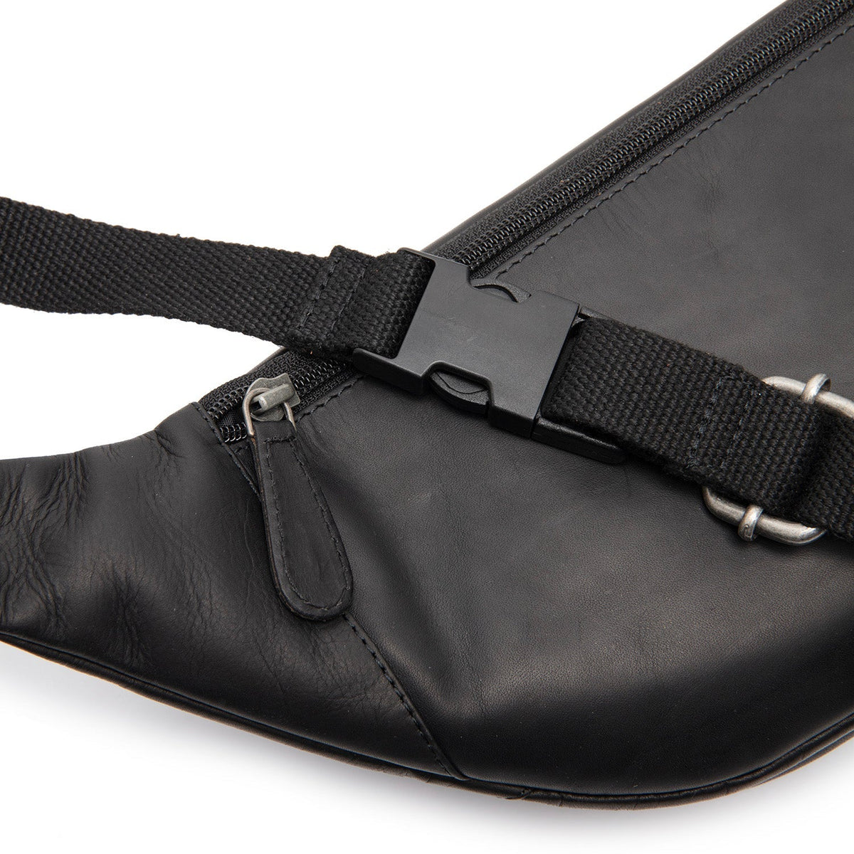 
Solid Antique Brass Hardware & Heavy-Duty Dual Zipper Detail on Vernio Nahkainen vyölaukku