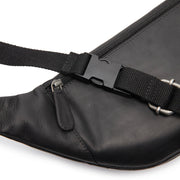 
Solid Antique Brass Hardware & Heavy-Duty Dual Zipper Detail on Vernio Nahkainen vyölaukku