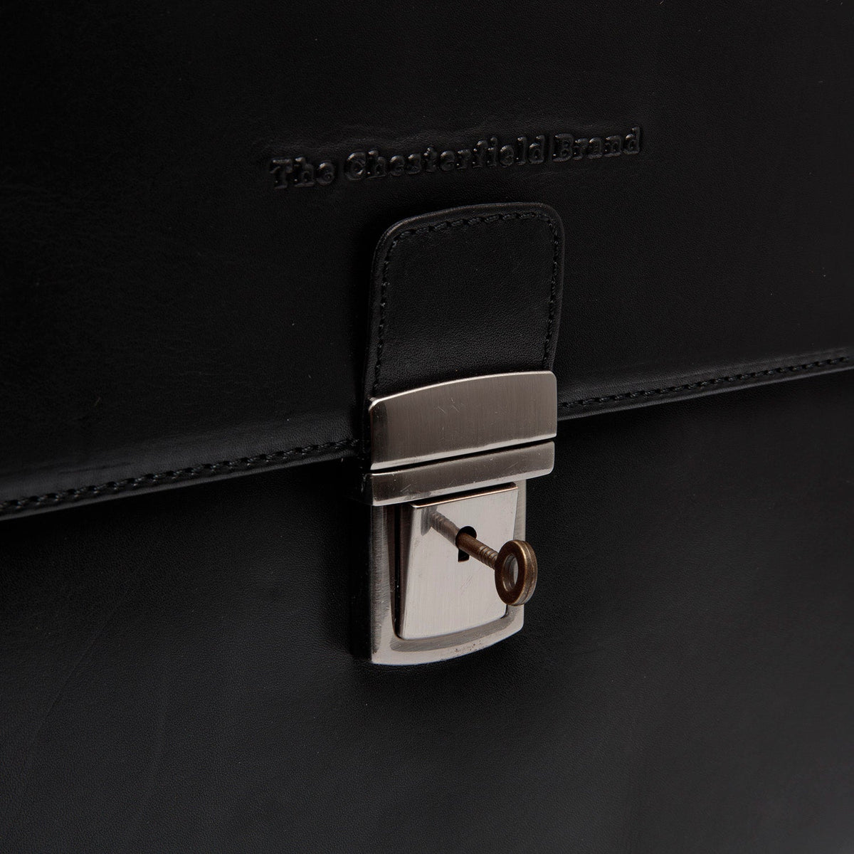 
Classic 100% Full-Grain leather Briefcase - Takanäkymä vahvistetuilla nahkahihnoilla