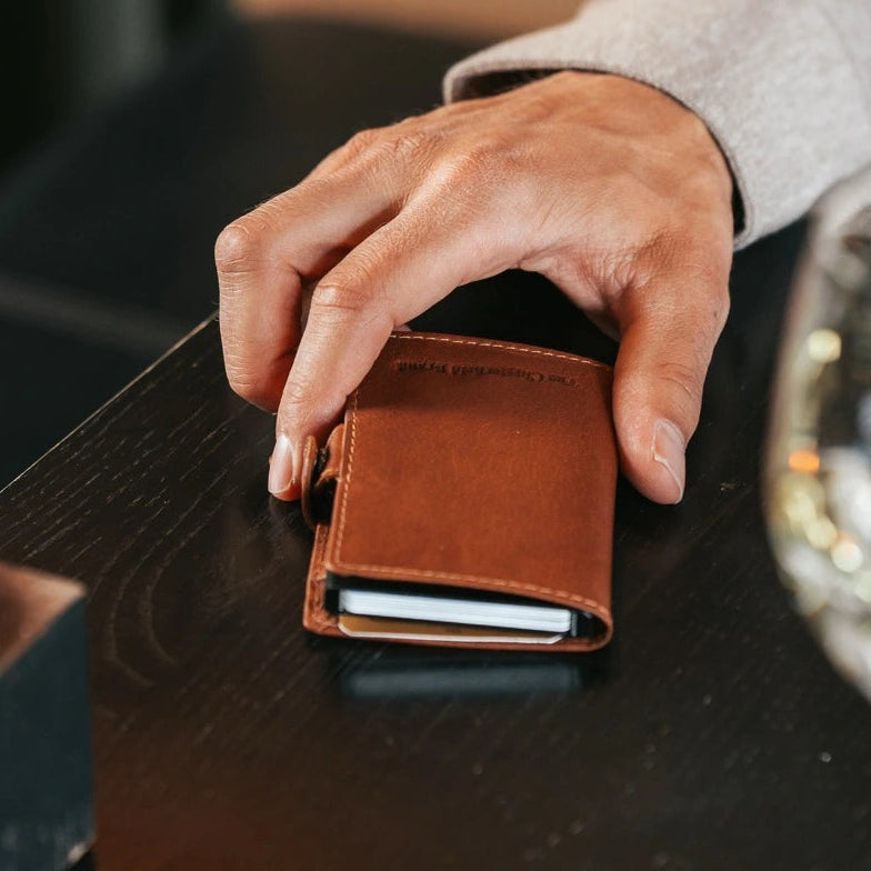 Baldwin Full-Grain Leather Card Holder Naisille – alternate product view 2