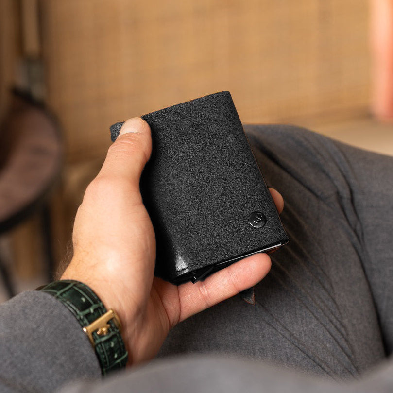 
Classic 100% Full-Grain Leather Card Holder - Takanäkymä vahvistetuilla nahkahihnoilla