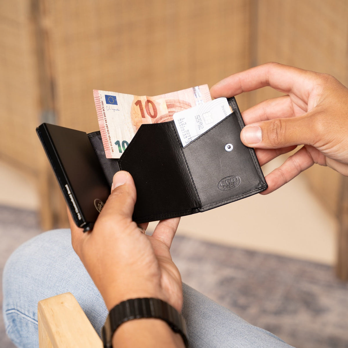 Lancaster Full-Grain Leather Card Holder Naisille - Structured Side Profile Showing Gusset Depth &amp; Expansion Capacity