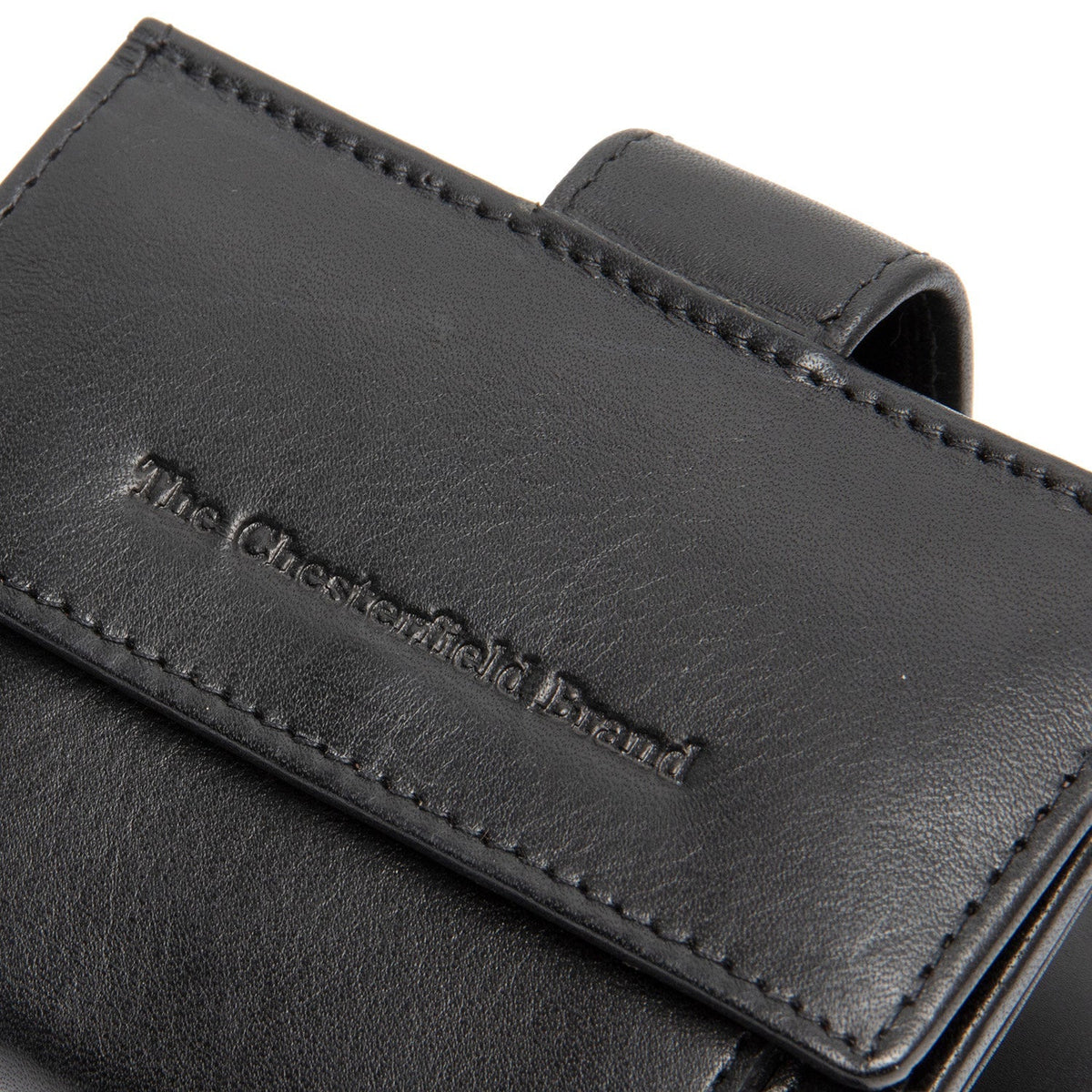 
Solid Antique Brass Hardware & Heavy-Duty Dual Zipper Detail on Lesina Pintanahka Korttikotelo
