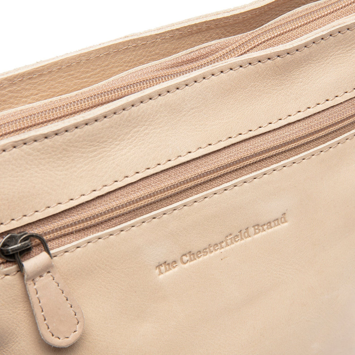 
Aston Nahkainen crossbody-laukku - Rakenteellinen sivuprofiili ja tilavuus