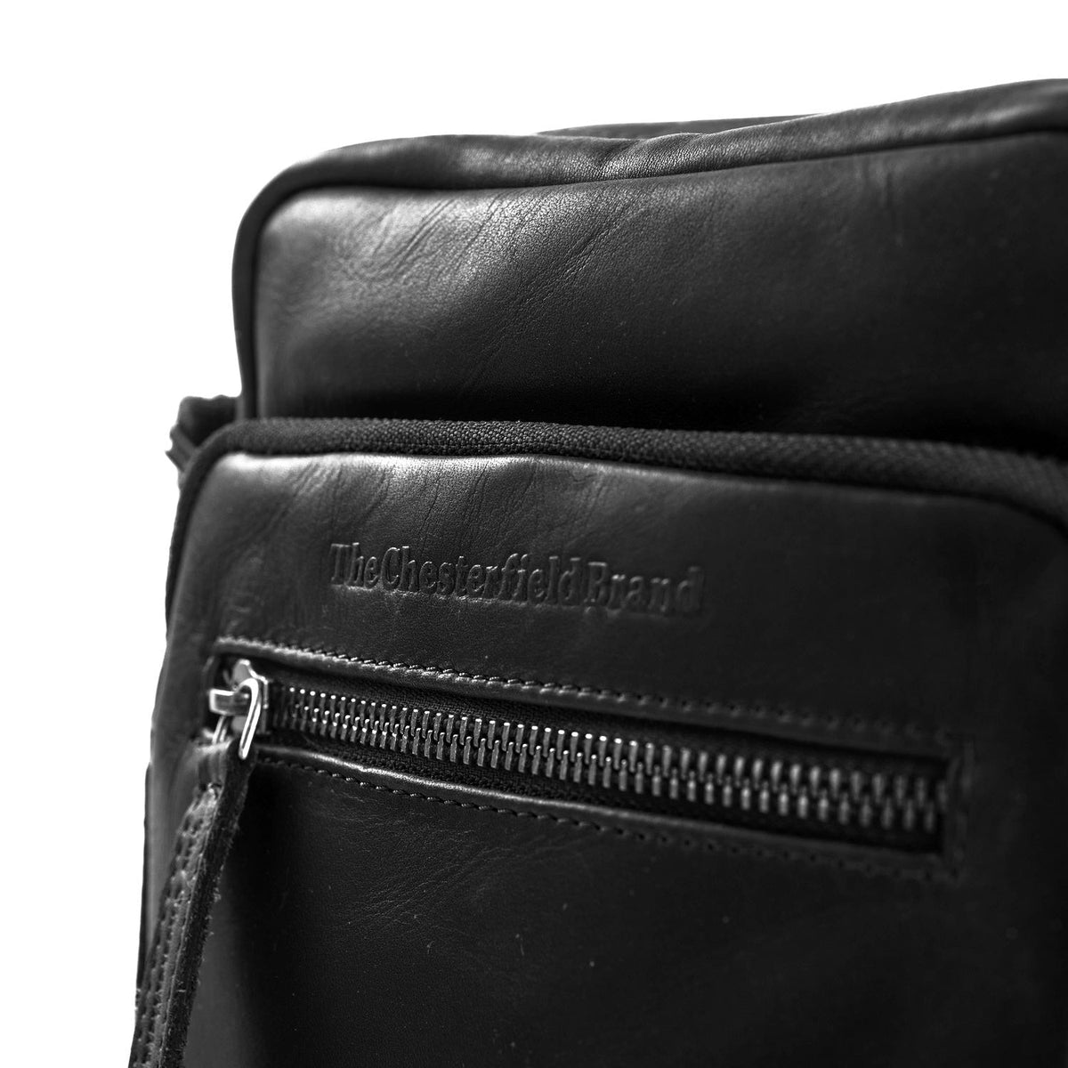 
Solid Antique Brass Hardware & Heavy-Duty Dual Zipper Detail on Birmingham Nahkainen crossbody-laukku