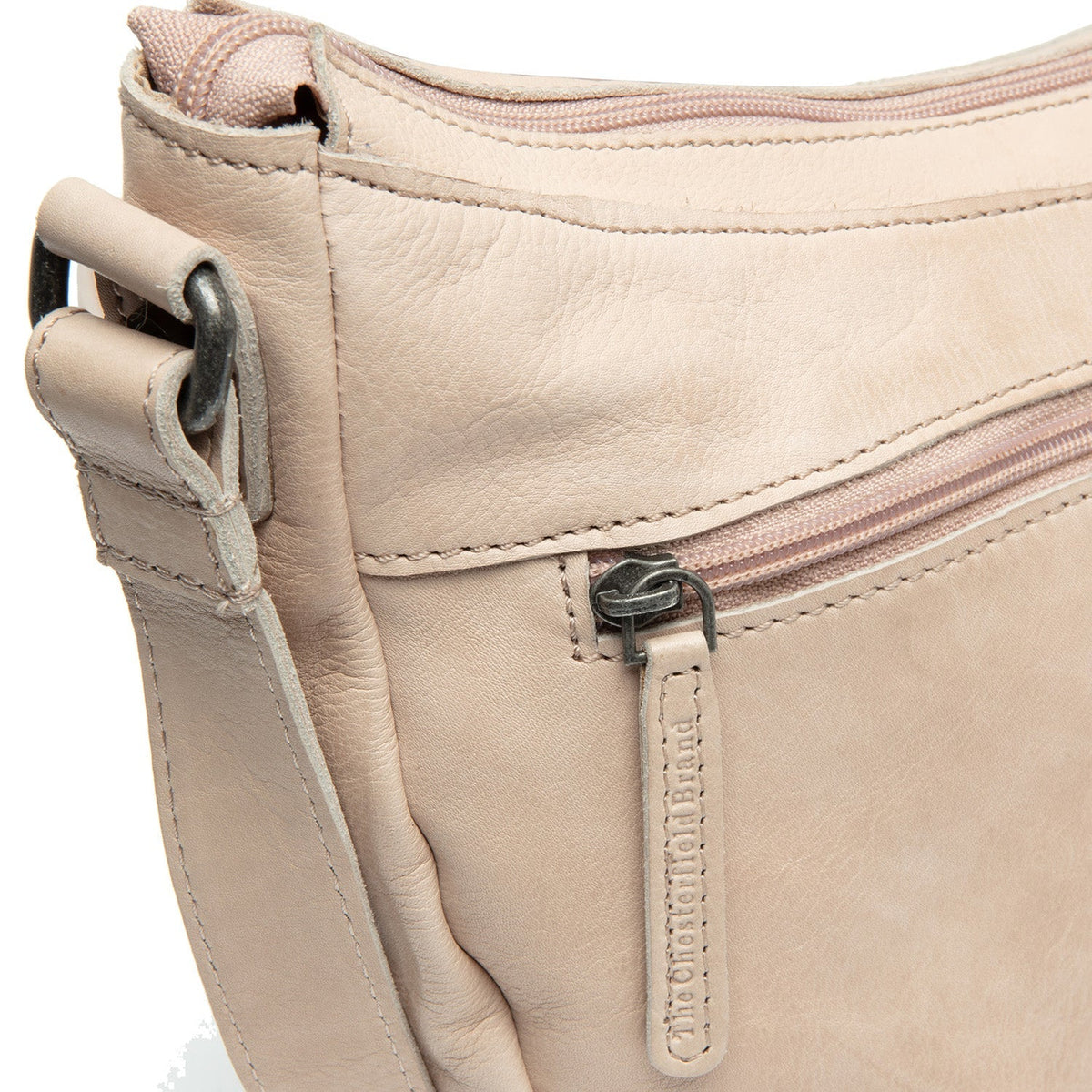 
Solid Antique Brass Hardware & Heavy-Duty Dual Zipper Detail on Clarita Nahkainen crossbody-laukku