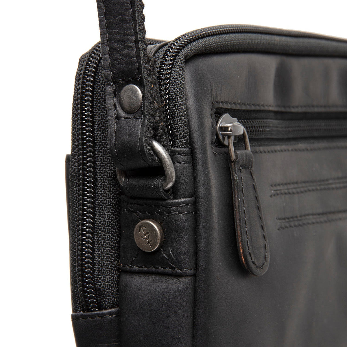 
Sisäpuolen näkymä Showing Dedicated Padded Laptop Sleeve & Multi-Compartment Organization